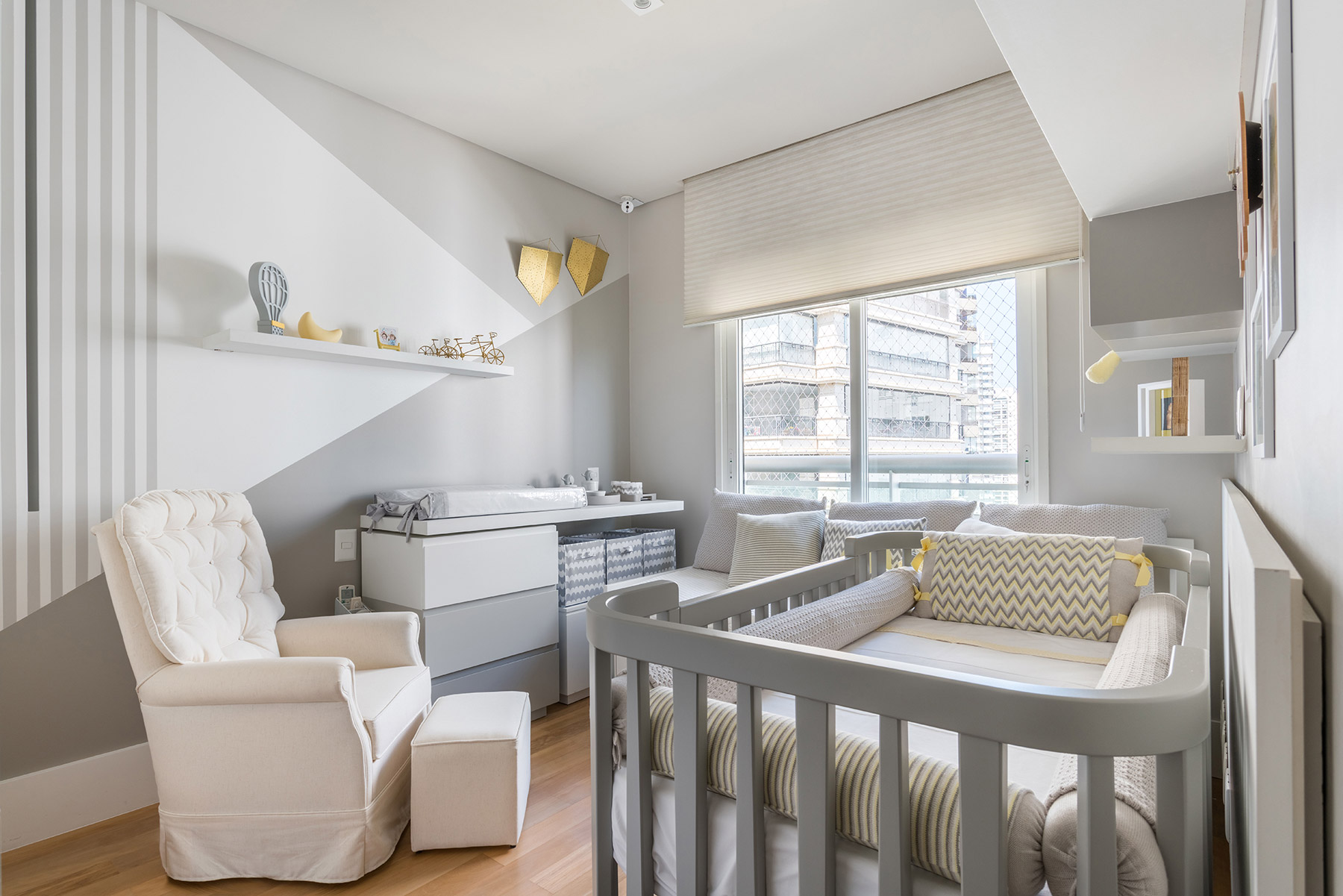 Quarto de bebê em tons de amarelo e cinza, decoração geométrica e leds.