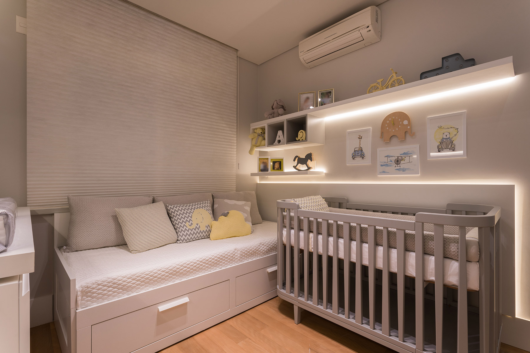 Quarto de bebê em tons de amarelo e cinza, decoração geométrica e leds.