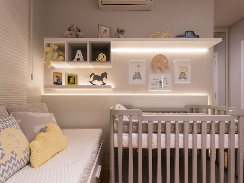 Quarto de bebê em tons de amarelo e cinza