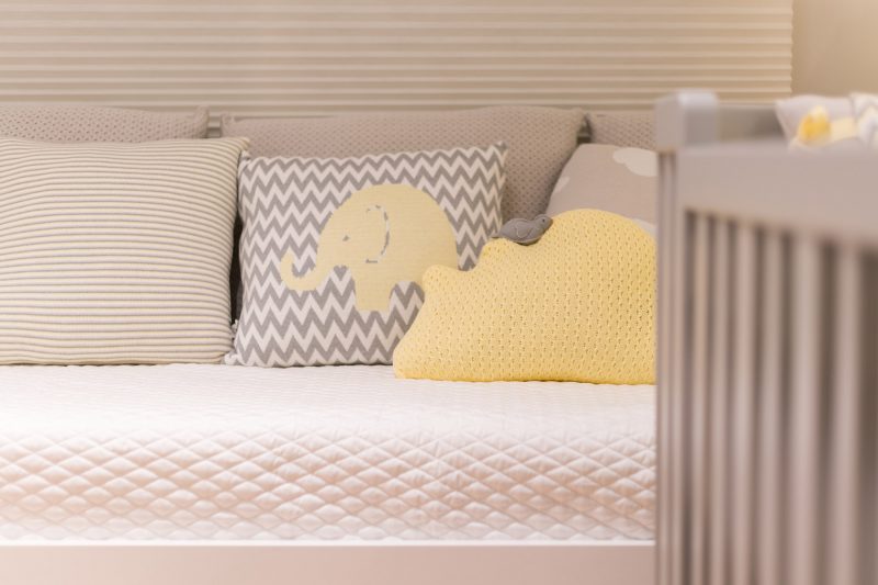 Quarto de bebê em tons de amarelo e cinza, decoração geométrica e leds.