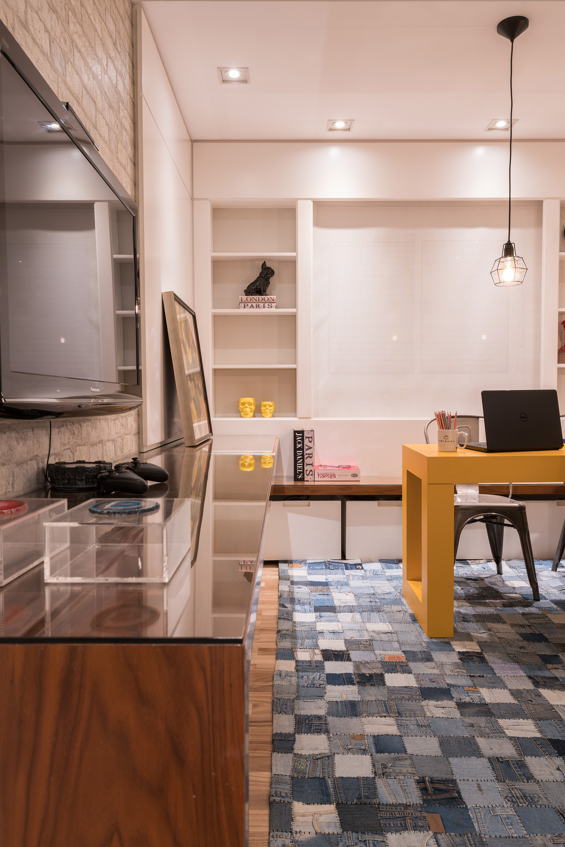 Sala de TV moderna integrada com home office jovem - KL Fotografia