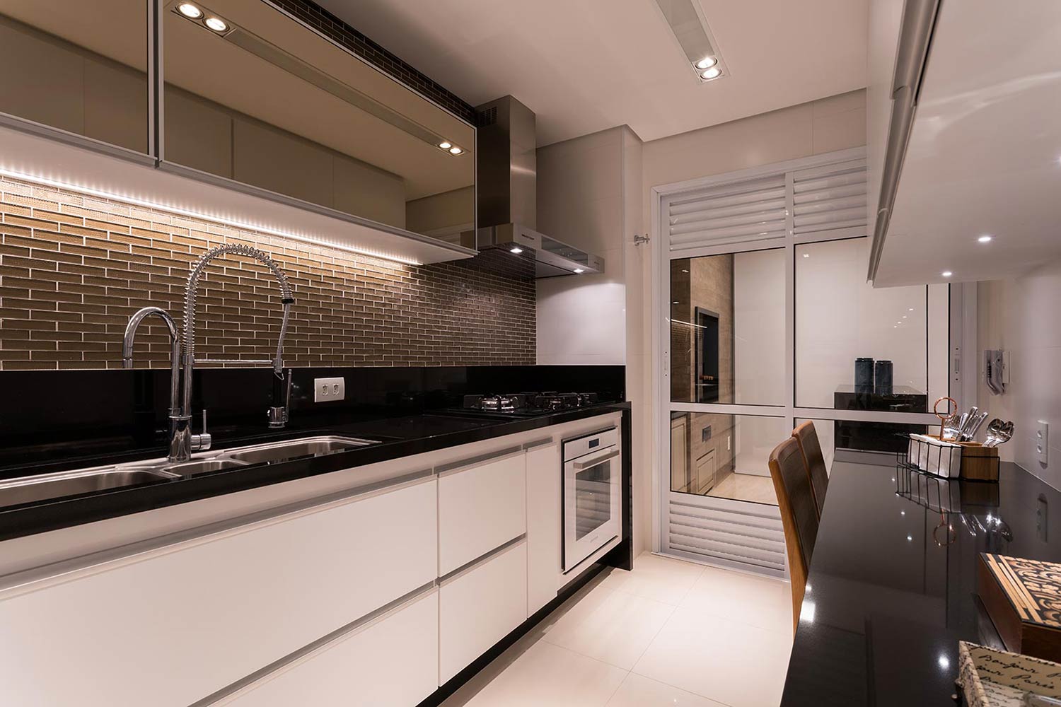 Cozinha com balcão de cozinha branco e preto com objetos e acessórios coloridos