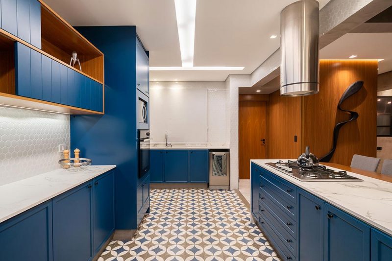 Cozinha decorada, moderna em tons de azul, madeira e branco.