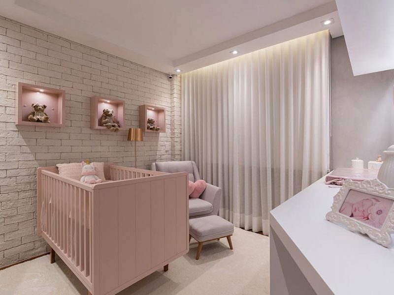 Quarto de bebê com céu estrelado e parede de tijolinho